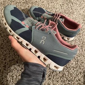 Women’s on cloud running shoe size 7.5